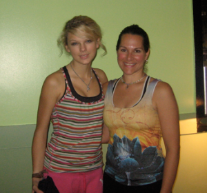 Taylor-Swift-with-Deborah-Hennesy